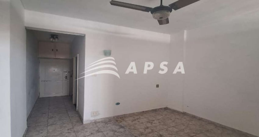 OTIMO APARTAMERNTO, SENDO QUARTO AMPLO, BANHEIRO E COZINHA EM CONDOMINIO SILENCIOSO E PROXIMO PRAÇA