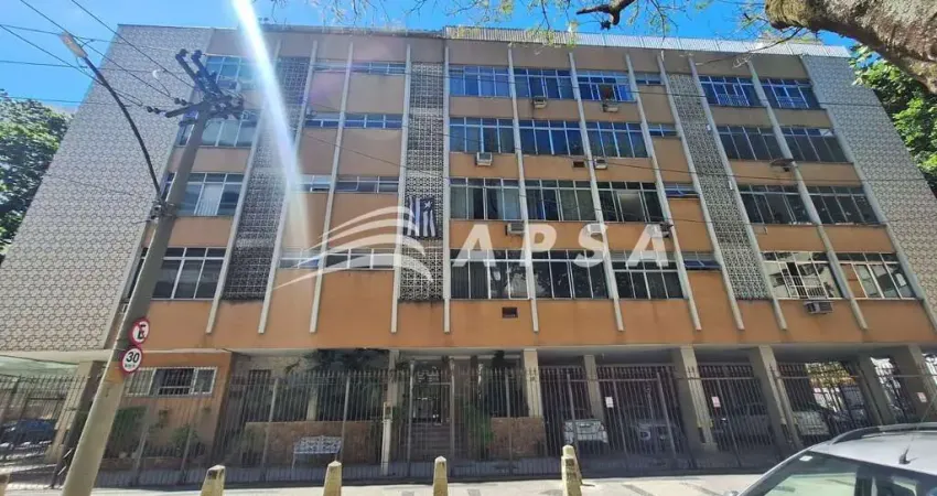 Excelente apartamento localizado na tijuca, 98m², pintura nova, sala com espaço muito confortável, d