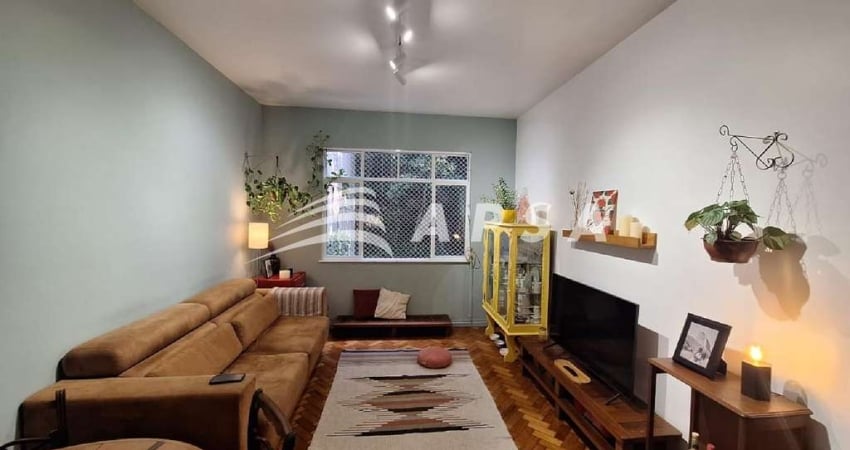NO CORAÇÃO VIBRANTE DE COPACABANA, ENCONTRA-SE ESTE EXCELENTE APARTAMENTO DE 85M², UM VERDADEIRO REF