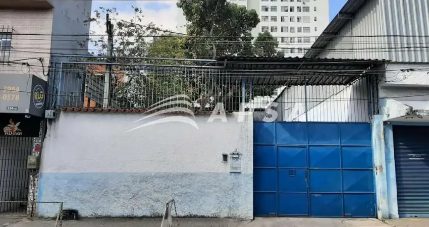 IMÓVEL COMERCIAL EM NILÓPOLIS. POSSUI UMA ÁREA DE MANOBRA E ESTACIONAMENTO. É POSSÍVEL A ENTRADA DE