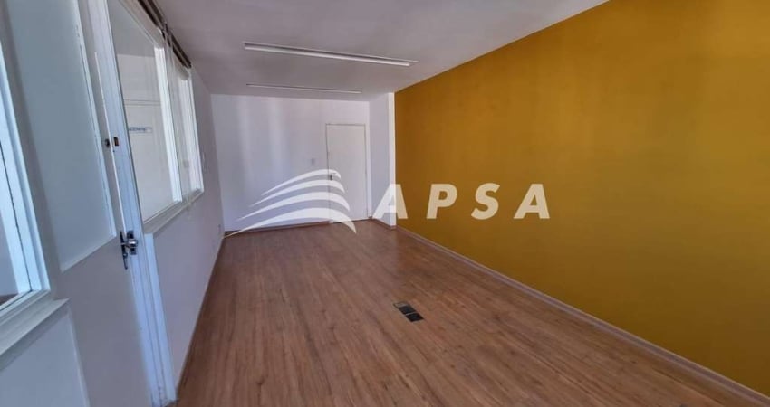 SALA COMERCIAL NO CENTRO. LOCALIZADA NO CORAÇÃO DA CIDADE, NA RENOMADA RUA DA LAPA, ESTA SALA COMERC