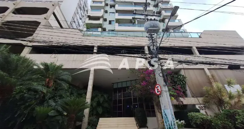 Excelente imóvel, todo reformado, composto por uma ampla sala com varanda, três quartos, sendo uma s