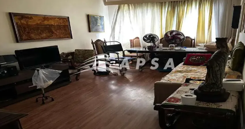 LOCALIZADO NO CORAÇÃO DA TIJUCA, ESTE APARTAMENTO DE DOIS QUARTOS É A COMBINAÇÃO PERFEITA ENTRE CONF