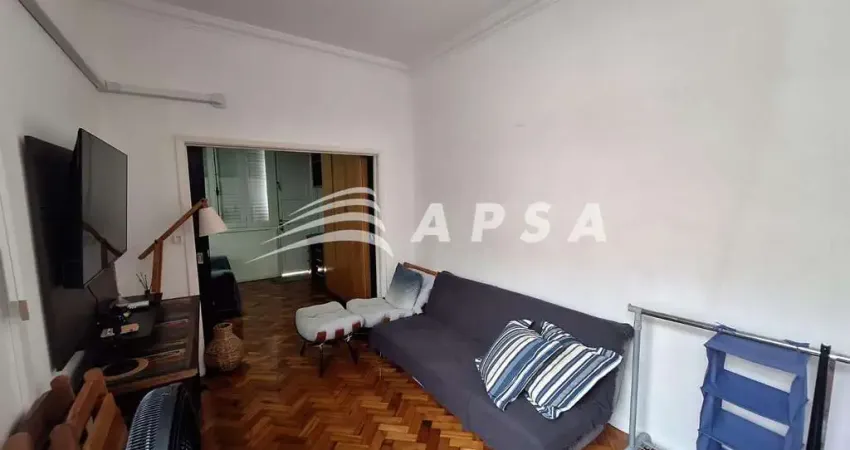 EM UMA DAS RUAS MAIS ENCANTADORAS DA URCA, O APARTAMENTO NA RUA CÂNDIDO GAFFRÉE, É UM VERDADEIRO REF