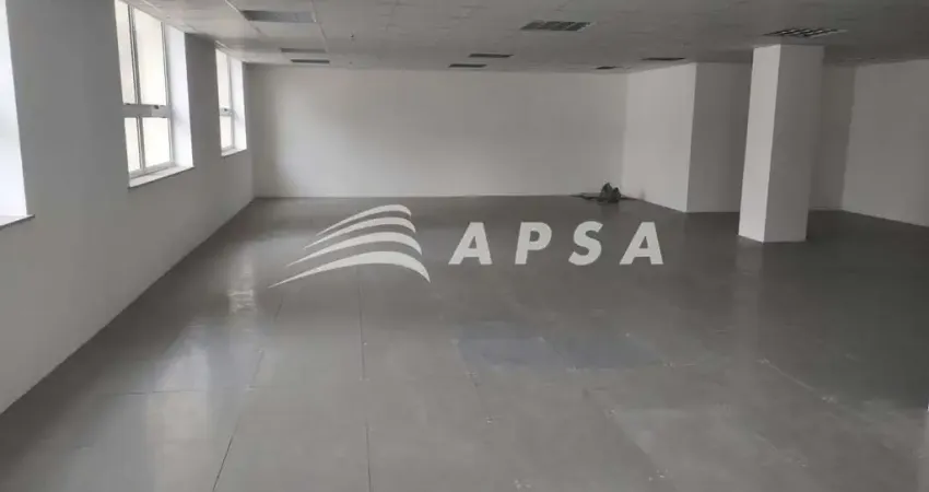 EXCELENTE SALA COMERCIAL EM IMPONENTE PRÉDIO CORPORATIVO, COM 3 ELEVADORES E PORTARIA 24 HORAS, NO C