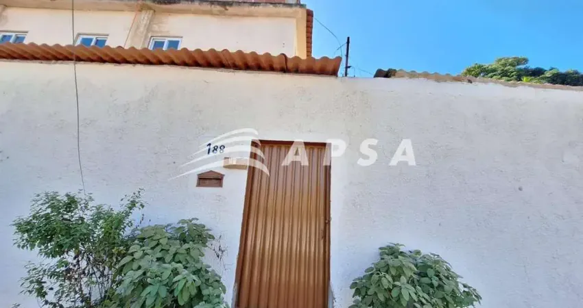 KITNET COM 1 QUARTO, BANHEIRO SOCIAL, COZINHA E ÁREA DE SERVIÇO. LOCALIZADA PRÓXIMA À ESTAÇÃO DE TRE