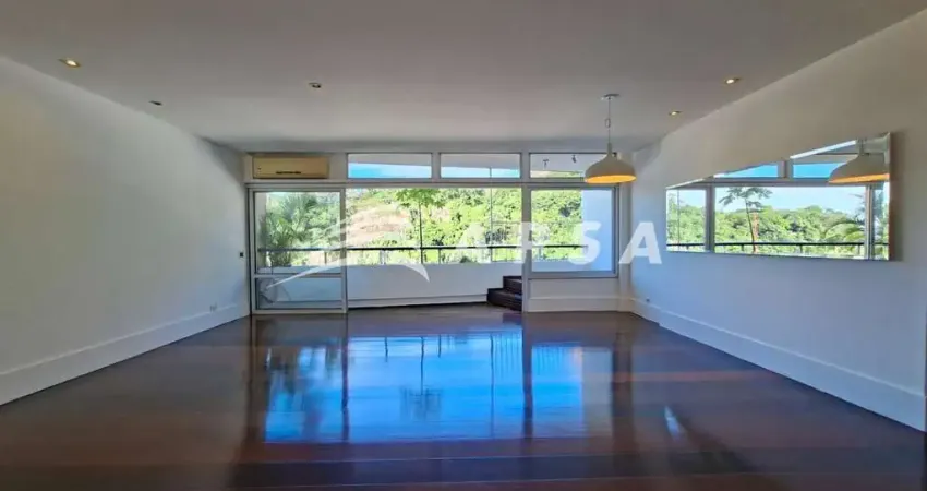 O APARTAMENTO TEM 200 M2, SALÃO, SALA DE JANTAR COM VISTA PARA O MAR E VERDE. 4 QUARTOS ( 2 SUÍTES )