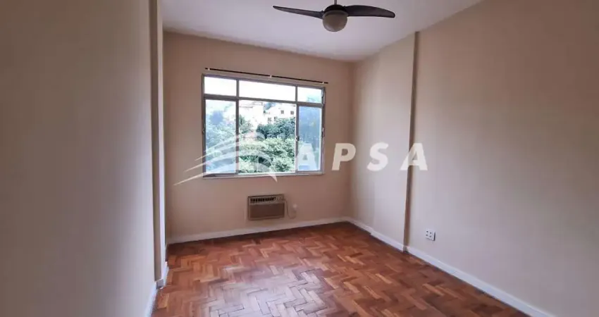 NO CHARMOSO BAIRRO DE FÁTIMA, EM UMA RUA TRANQUILA E ACOLHEDORA, ESTE APARTAMENTO CONJUGADO TOTALMEN