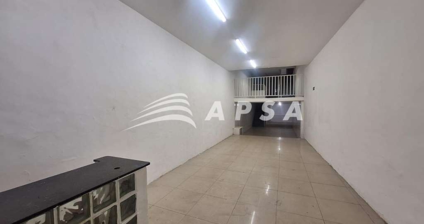 EM UMA DAS RUAS MAIS MOVIMENTADAS DO CATETE, BRILHA UMA LOJA DE RUA COM 300M² DISTRIBUÍDOS EM TRÊS A