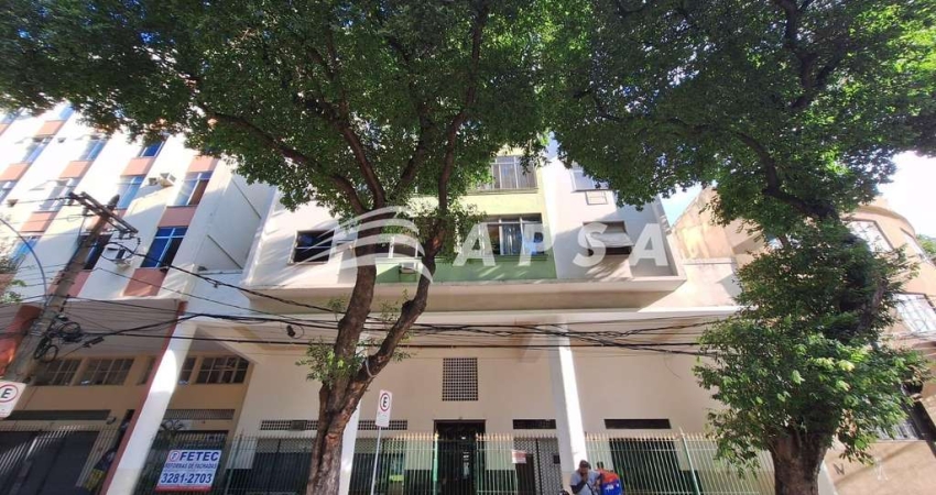 ÓTIMO APARTAMENTO PARA LOCAÇÃO! IMÓVEL COM SALA AMPLA, SACADA FECHADA COM JANELAS, 2 QUARTOS, BANHEI