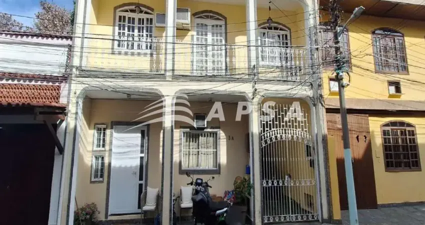 EXCELENTE CASA TÉRREA, 03 QUARTOS, DISPONÍVEL PARA LOCAÇÃO, NA FREGUESIA - JACAREPAGUÁ. COM 110M², O