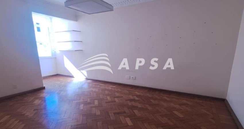 APARTAMENTO EM COPACABANA SURPREENDE POR DENTRO. AO ABRIR A PORTA, VOCÊ SE DEPARA COM UMA SALA AMPLA