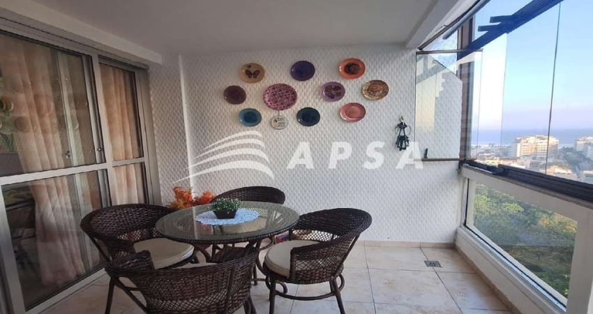 APARTAMENTO NA BARRA. AO ENTRAR, VOCÊ É RECEBIDO POR UMA SALA AMPLA E ILUMINADA, PERFEITA PARA RECEB