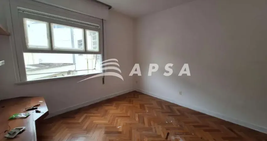 EM MEIO AO CHARME DA RUA DO HUMAITÁ, ENCONTRA-SE UM LINDO APARTAMENTO DE 2 QUARTOS QUE COMBINA CONFO
