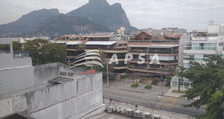 ESTE APARTAMENTO ACONCHEGANTE OFERECE UMA VISTA MARAVILHOSA PARA A PEDRA DA GÁVEA E FICA EM FRENTE À