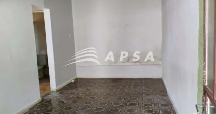 CASA DE FUNDOS , BEM LOCALIZADA DA RUA MARIANA , EM FRENTE A ESCOLA INFANTIL BARBA PAPA, PRÓXIMA DAS