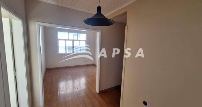 VENHA SE ENCANTAR COM ESSE CHARMOSO APARTAMENTO EM PONTO ESTRATÉGICO DO BAIRRO, ENTRE A LINHA FÉRREA