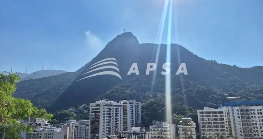 EM UMA DAS RUAS MAIS EXCLUSIVAS E SILENCIOSAS DA CIDADE, A CASUARINA, ESTA CASA DE ALTO PADRÃO É UM