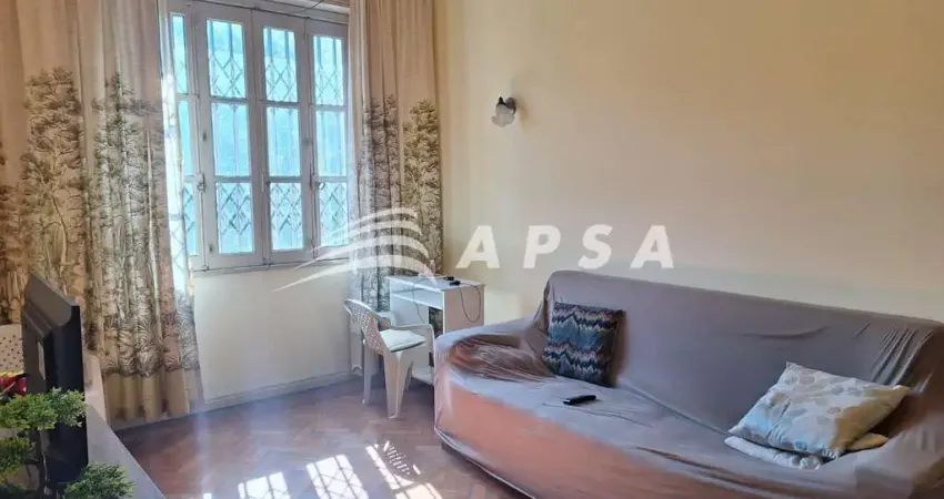 NO CORAÇÃO VIBRANTE DO CENTRO DO RIO, ESTE CHARMOSO APARTAMENTO MOBILIADO PARA ALUGUEL É A ESCOLHA P