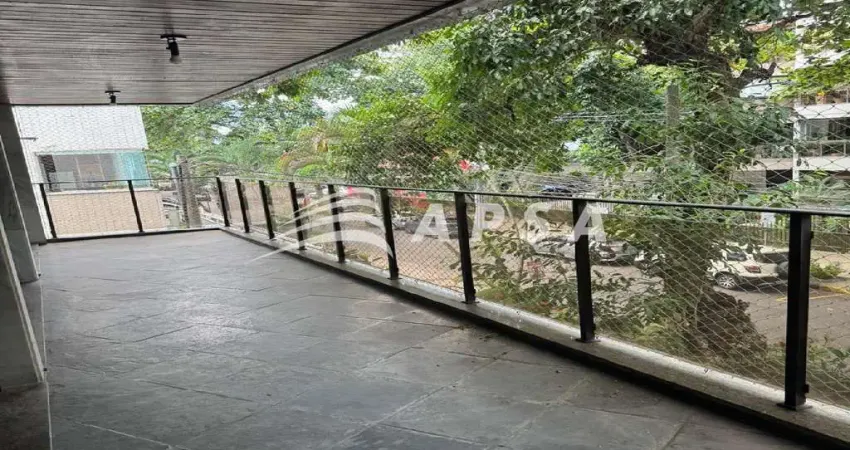 MARAVILHOSO APARTAMENTO NA BARRA DA TIJUCA. COM 127M², O IMÓVEL É COMPOSTO POR VARANDÃO, SALÃO EM 2