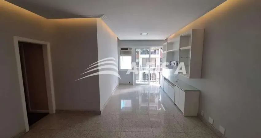 EM UMA DAS RUAS MAIS TRANQUILAS DE COPACABANA, O APARTAMENTO DOS SONHOS TE ESPERA NA CHARMOSA POMPEU