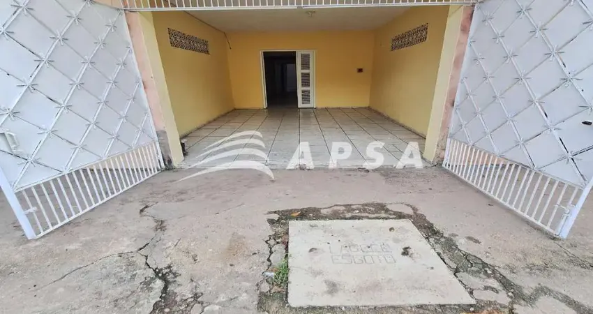 CASA NA PARANGABA COM 1 SUÍTE, SALA DE ESTAR, PEQUENO QUINTAL, COZINHA FUNCIONAL COM BALCÃO E GARAGE