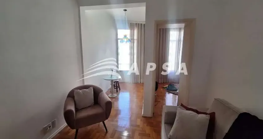 EM UMA DAS RUAS MAIS CHARMOSAS E TRANQUILAS DE COPACABANA, A DOMINGOS FERREIRA, ENCONTRA-SE ESTE LIN
