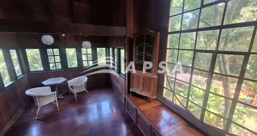 EM MEIO AO CHARME DO BAIRRO DA GÁVEA, ESTA CASA TIPO LOFT ENCANTA COM SUA VISTA LIVRE E PARA O MAR.
