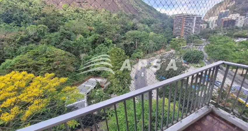 Desperte todos os dias com uma vista deslumbrante para a lagoa e o verde ao redor neste lindo aparta