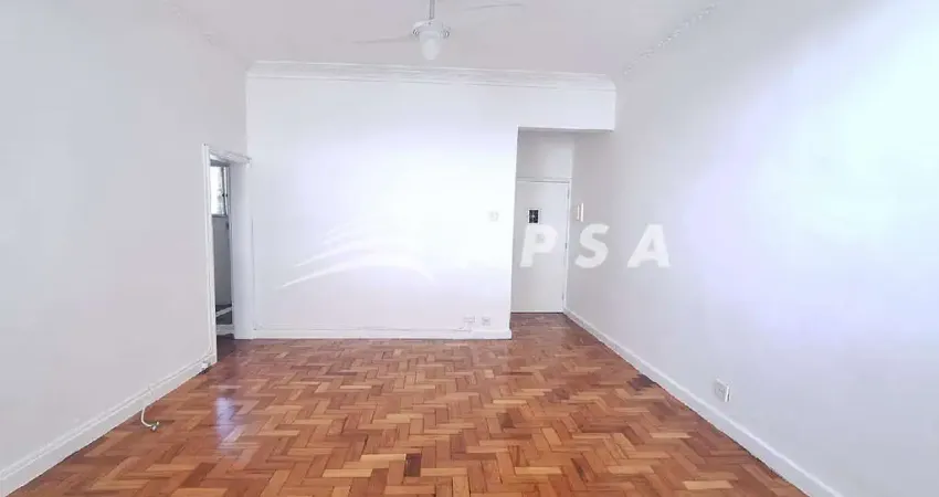 Apartamento no catete. a sala ampla convida para momentos de descanso ou boas conversas, com espaço