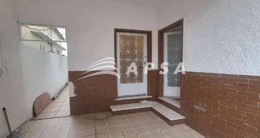 Apartamento tipo casa no méier. a sala acolhedora é iluminada pela luz natural e se conecta a dois q