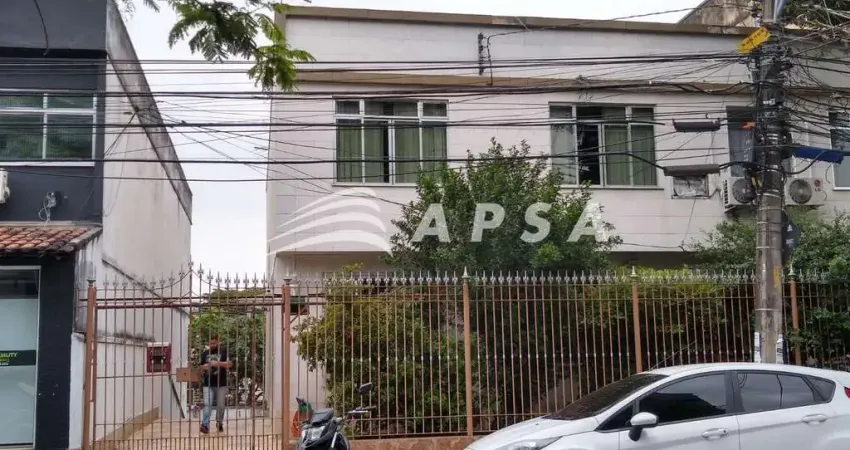 Apartamento na portuguesa, ilha do governador. logo ao entrar, a sala ampla convida a momentos de co