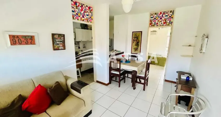 Apartamento aconchegante, mobiliado e bem planejado, composto por 1 quarto com armário embutido e ba