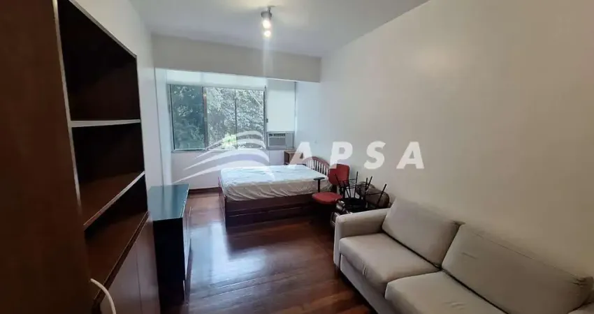 Entre o mar e a montanha, em são conrado, esconde-se um refúgio de 35m² com alma de gigante. um conj