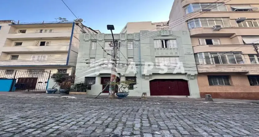 No coração boêmio de santa teresa, apresentamos para aluguel um imóvel raro, cheio de vida, história