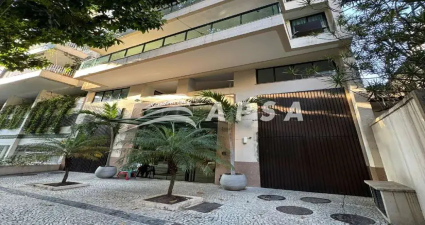 No coração do humaitá, em uma charmosa rua tranquila, ergue-se uma cobertura que é puro encantamento