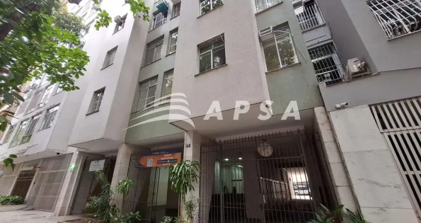 Prédio residencial em rua tranquila e arborizada do leme, próximo a praia e a 5 minutos do shopping