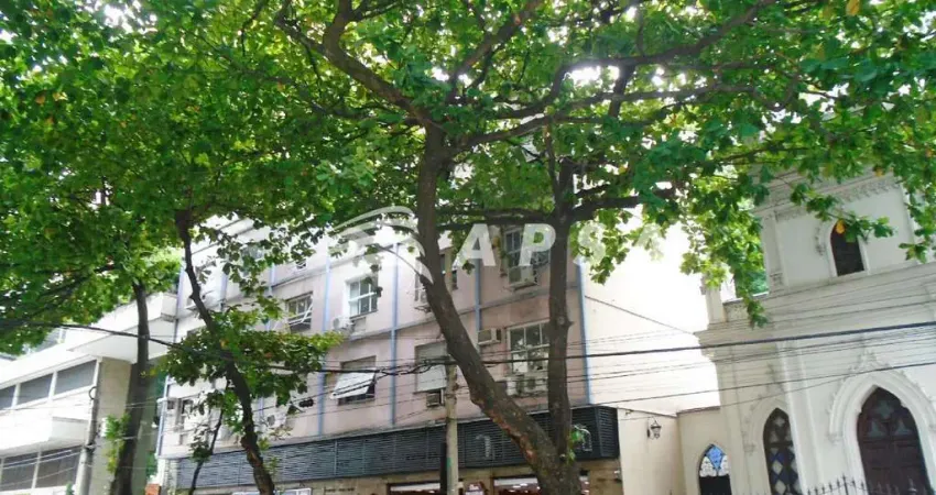 Em meio ao coração pulsante de botafogo, existe uma sala que encanta à primeira vista. ampla, lumino