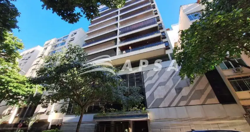 Sala espaçosa com varanda; 03 (três) quartos com armários, sendo 1 suíte com closet; banheiro socia