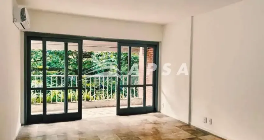 Ótimo apartamento, sol da manhã, prédio recuado com varanda com vista copa das árvores. sala arejada