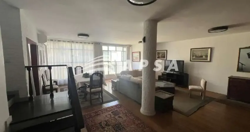 Em uma das ruas mais desejadas de copacabana, a domingos ferreira, ergue-se um raro triplex com cobe