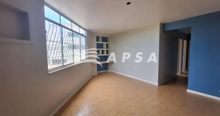 Apartamento dois quartos recém-reformado, sala com estante embutida em gesso, cozinha com armário so