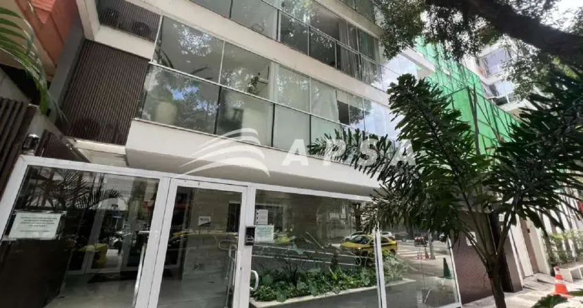 Em uma rua surpreendentemente silenciosa de copacabana, um flat impecável conta sua nova história. t