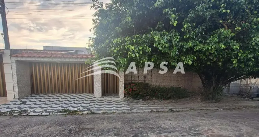 Casa ampla com mais de 200m² e dispõe de duas vagas de garagem, sendo uma coberta, além de uma agrad