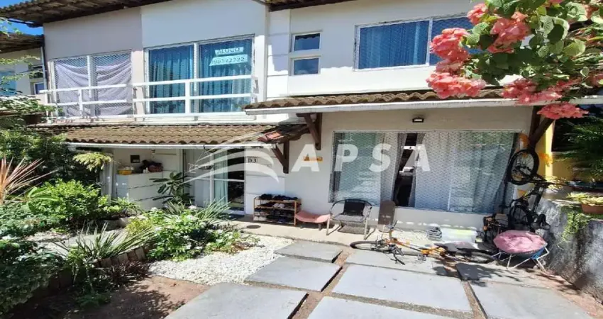 Casa duplex localizada em condomínio fechado, oferecendo conforto, segurança e excelente infraestrut