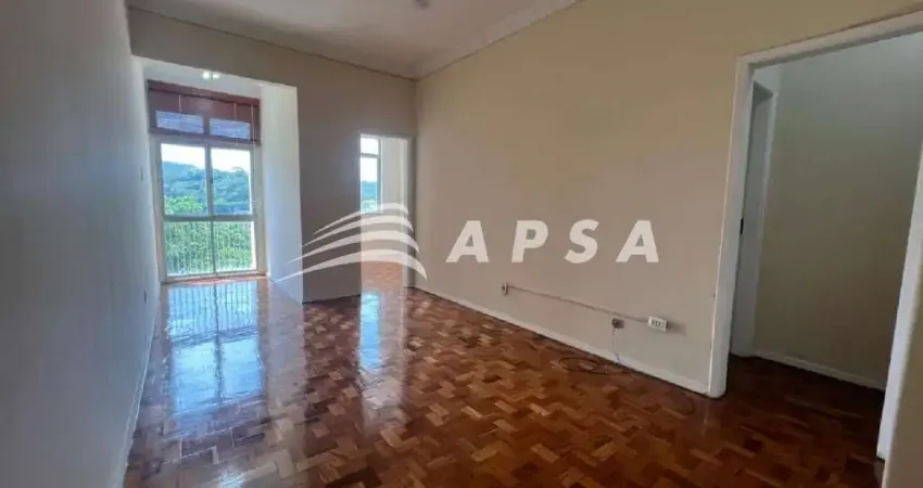 Em uma rua tranquila e residencial de botafogo, surge um apartamento que inspira calma e encanto. lo