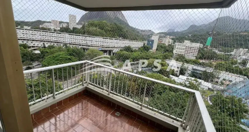 Em uma das ruas mais charmosas e arborizadas da gávea, nasce um apartamento que encanta desde o prim