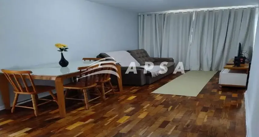 Na charmosa rua da passagem, em botafogo, existe um apartamento que parece abraçar quem entra. Com 4