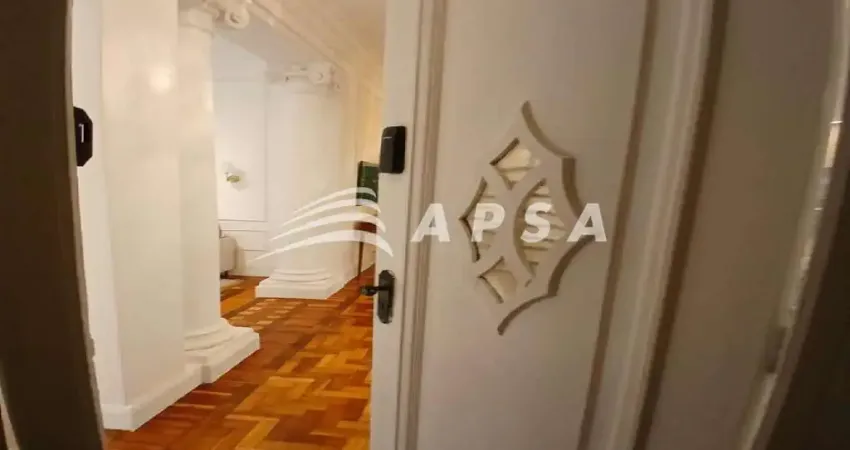 Na charmosa rua ronald de carvalho, no coração de copacabana, este apartamento de 150m² revela o ver