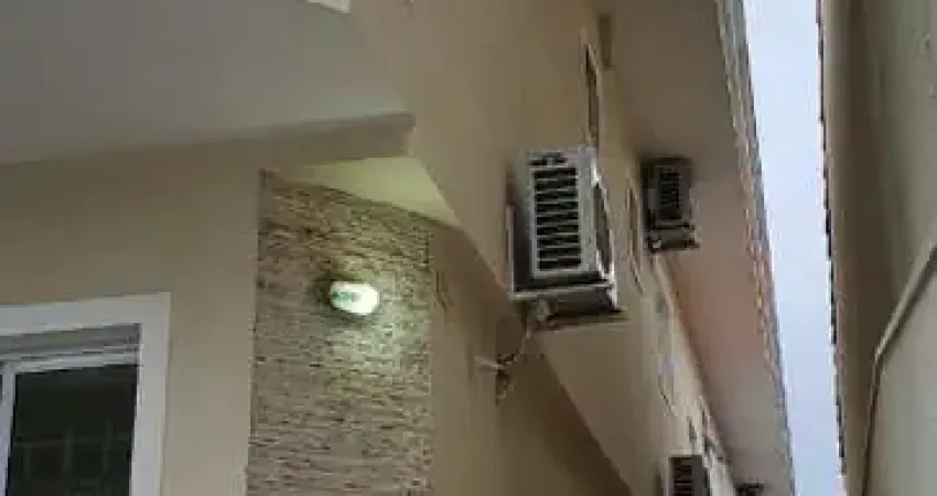 Imperdível casa à venda em Osasco-SP, na Vila Yara: 3 quartos, 2 suítes, 2 salas, 4 banheiros, 6 vagas de garagem e 300m².